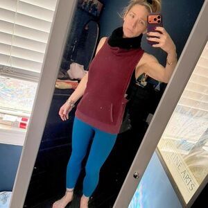 Alo Yoga Sleeveless Sherpa Cowl Neck Hoodie Vest Burgundy Maroon M HTF